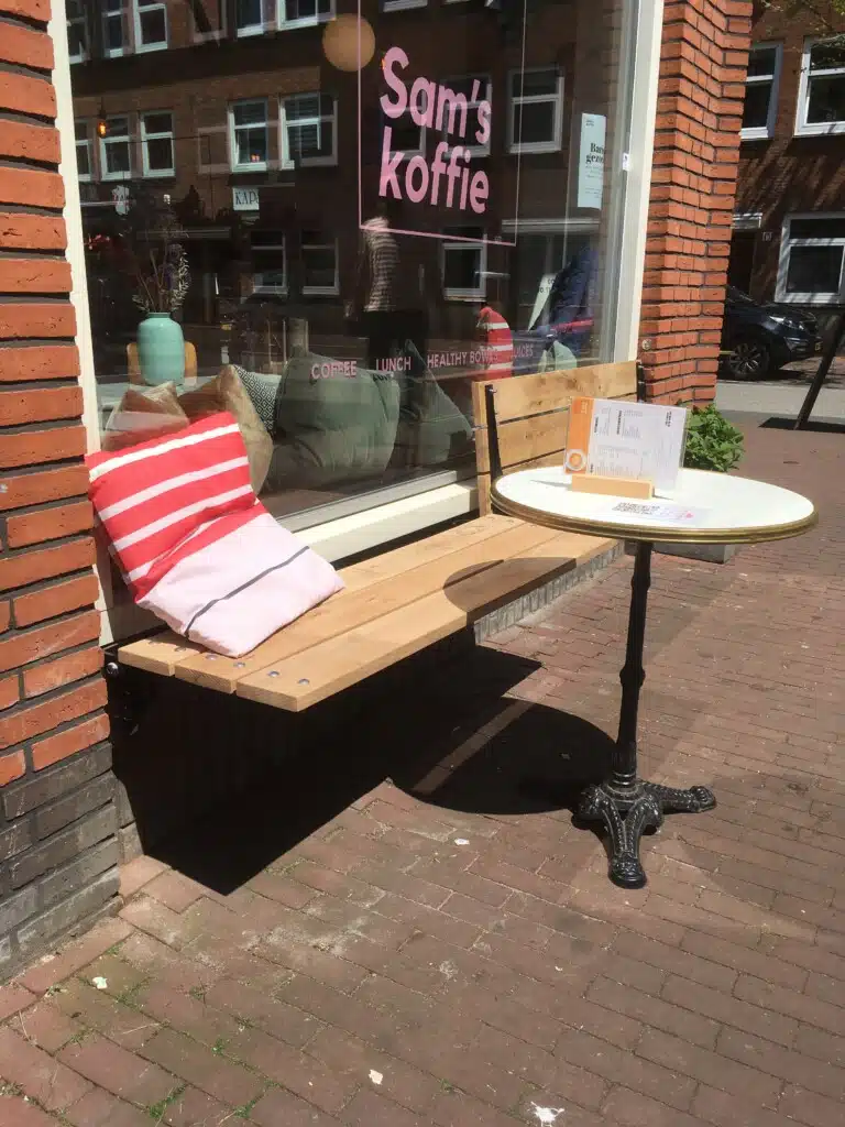 gevelbank sams koffie amsterdam